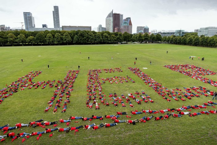 Trabalhadores dos eventos, vestindo camisolas vermelhas e segurando guarda-chuvas da mesma cor, manifestaram-se no campo de Malieveld, no centro da cidade de Haia, formando a mensagem: Help (Socorro) com o objectivo de chamar a atenção para os problemas causados a este sector pelo novo coronavírus. Haia, Países Baixos, 25 de Agosto de 2020