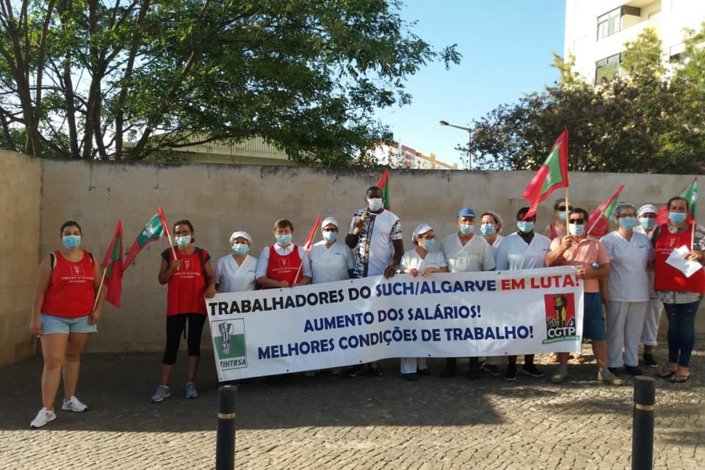 Piquete de greve de trabalhadores do Serviço de Utilização Comum dos Hospitais (SUCH), em Faro, a 27 de Agosto de 2020. A greve nacional dos trabalhadores que asseguram nos hospitais públicos os serviços de alimentação, rouparia e lavandaria, resíduos e manutenção hospitalar, por melhores condições de trabalho e melhores salários, teve, no primeiro de dois dias, uma adesão de 80% nos hospitais de Faro e Portimão 