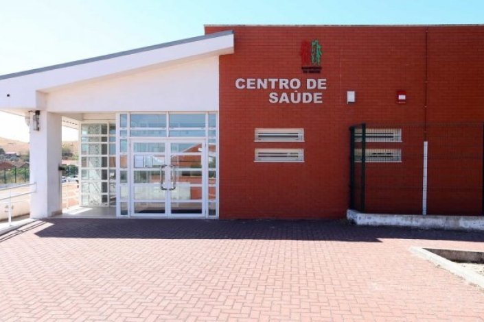 Os comunistas defendem o aumento do investimento no SNS para garantir a contratação dos profissionais em falta e o funcionamento dos centros de saúde