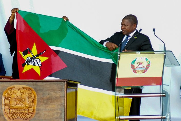 Filipe Nyusi segura uma bandeira moçambicana depois do discurso de inauguração da Praça da Independência, em Maputo, Moçambique, a 15 de Janeiro de 2019.