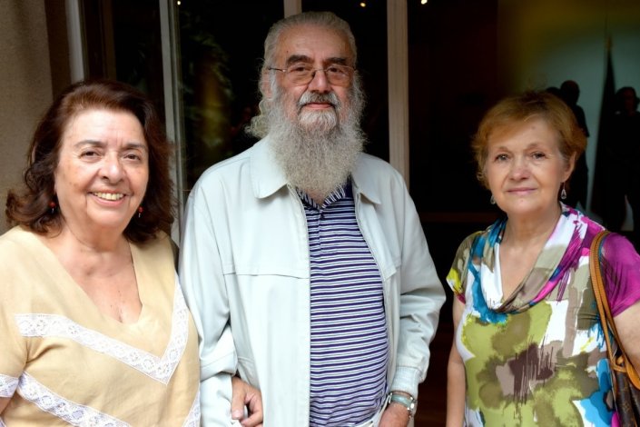 E. M. Melo e Castro no Clube Português, em São Paulo, Brasil, a 25 de Janeiro de 2014, entre a professora emérita Elza Miné (E) e a artista Maria dos Anjos Oliveira (D), directora cultural da instituição 