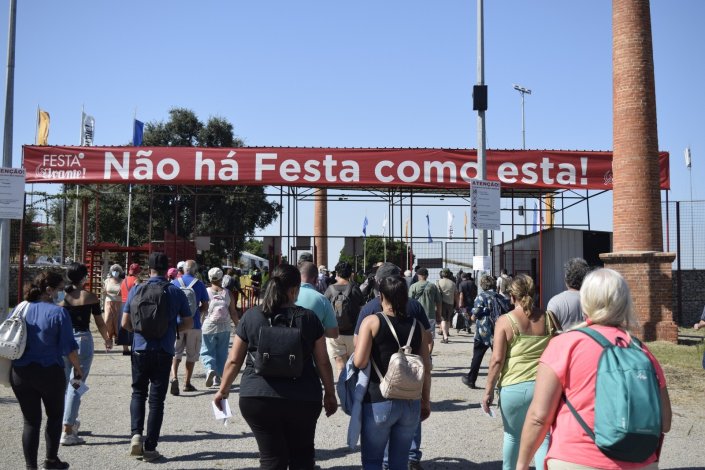 Abriram-se as portas e os visitantes acedem ao recinto da Festa do Avante!, a 4 de Setembro de 2020. A maior iniciativa politico-cultural do país realiza-se até domingo, com um plano de contingência sanitária adequado às orientações da Direcção Geral de Saúde