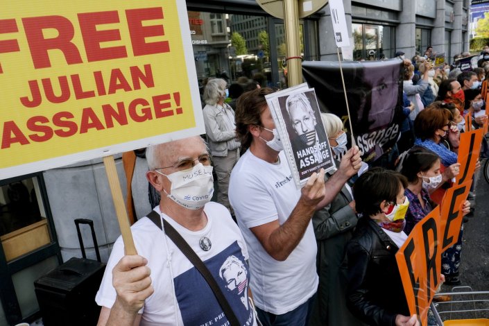 Activistas dos direitos humanos manifestaram-se em apoio de Julian Assange em frente à embaixada britânica em Bruxelas, Bélgica, a 7 de Setembro de 2020. O fundador do Wikileaks, que se encontra preso no Reino Unido, contesta a partir de hoje, num tribunal londrino, um pedido de extradição apresentado pelos EUA por ter exposto segredos militares relacionados com crimes de guerra cometidos por este país no Afeganistão e no Iraque