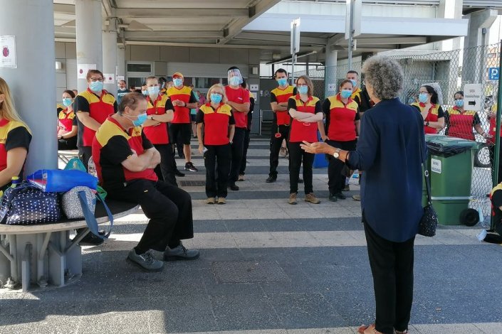 Isabel Camarinha, secretária-geral da CGTP-IN, contacta com trabalhadores da Sonae e Dhl, numa acção conjunta do CESP e do STRUP na plataforma logística da Azambuja, 15 de Setembro de 2020.