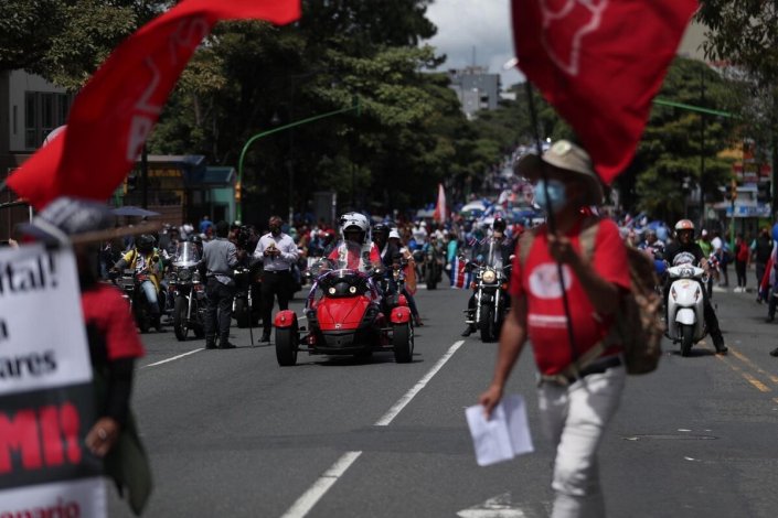 Arranque da manifestação em San José, esta terça-feira, contra o neoliberalismo e as negociações com o FMI