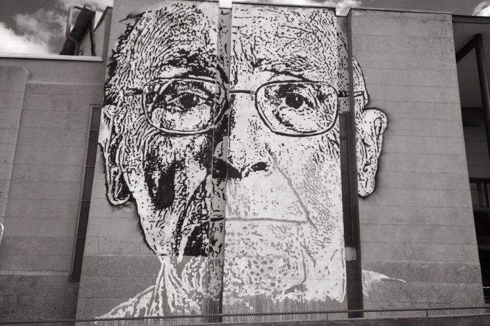 O Prémio Nobel da Literatura foi atribuído há 22 anos ao escritor português José Saramago (1922-2010) e pela primeira vez à Língua Portuguesa.
[Grafiti da autoria de Alexandre Farto (Vhils) na fachada da Universidade Carlos III, Madrid]