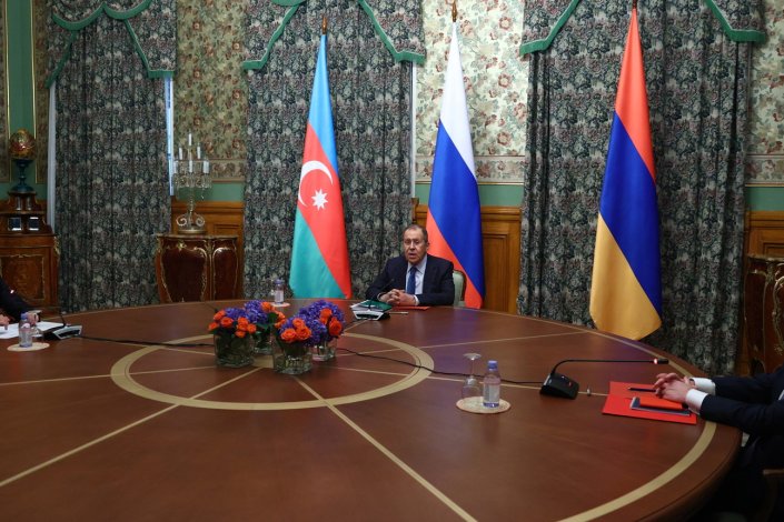 Os ministros dos Negócios Estrangeiros do Azerbaijão, Jeyhun Bayramov, da Rússia, Serguei Lavrov, e da Arménia, Zohrab Mnatsakanyan (da esquerda para a direita)