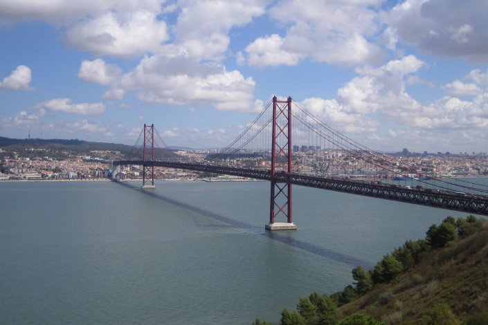 Aquando da sua inauguração, a Ponte 25 de Abril era a quinta maior ponte suspensa do mundo e a maior fora dos Estados Unidos da América