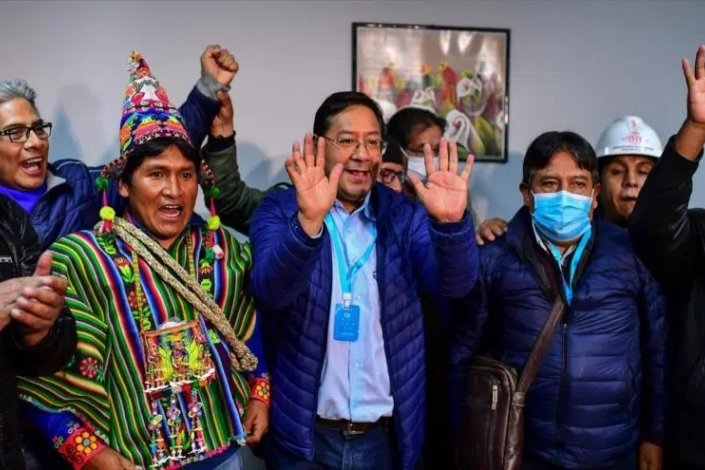 Luis Arce e o MAS celebram a vitória eleitoral na Bolívia, que deverá ser confirmada esta terça-feira com a divulgação dos resultados oficiais