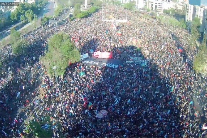 Dezenas de milhares de pessoas manifestaram-se na Praça da Dignidade, em Santiago do Chile, para assinalar o primeiro aniversário do início da revolta (imagem de drone)