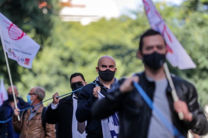 Um cordão humano de dirigentes, delegados e activistas sindicais, organizado pela Federação dos Sindicatos de Transportes e Comunicações (Fectrans) para divulgar o seu caderno reivindicativo para o sector dos transportes e comunicações, estendeu-se entre a Praça do Saldanha e o Ministério do Trabalho, na Praça de Londres, em Lisboa, a 22 de outubro de 2020 