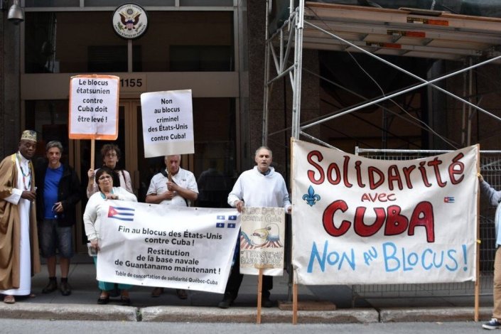 Solidários com Cuba no Canadá protestam contra o bloqueio junto ao Consulado dos EUA em Montreal (Quebec)