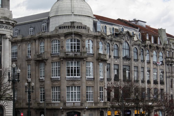 No final de 2015 o banco Montepio tinha 3871 trabalhadores e 421 balcões