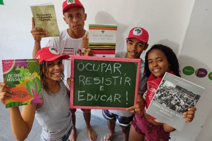 Em Alagoas, o MST está a dinamizar a iniciativa «Ocupar, Resistir e Educar – Campanha em Defesa da Educação do Campo», procurando que a Rede de Bibliotecas Populares alcance as áreas da reforma agrária 