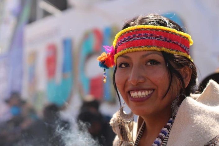 Um rosto feliz durante a manifestação realizada pelo Movimento para o Socialismo (MAS) para celebrar a sua esmagadora vitória eleitoral e a designação formal de Luis Arce como presidente, em El Alto, La Paz, Bolívia, a 24 de Outubro de 2020.