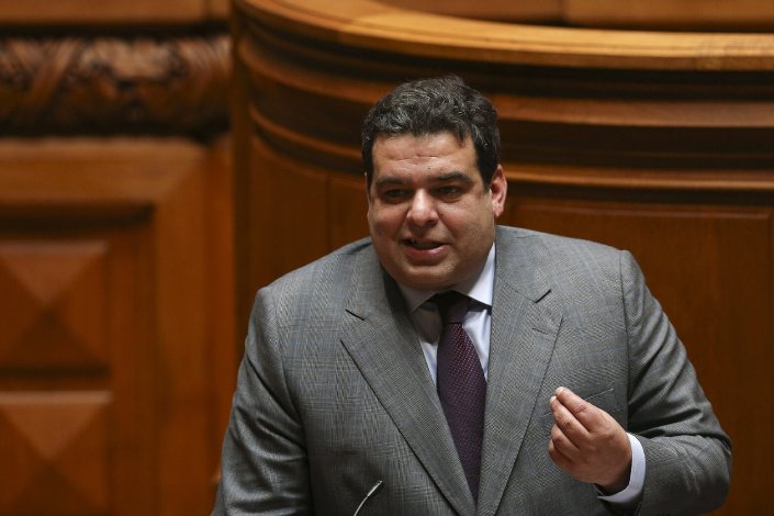 Políticos do PS e do PSD estão envolvidos em viagens polémicas