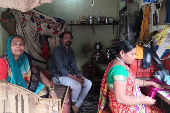 Santosh Sathe, que perdeu o trabalho num centro comercial, com a sua mãe, Sarubai, e uma cunhada, Anita, no bairro de lata de Mankhurd