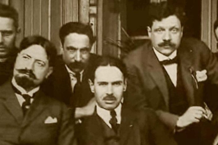 O grupo inicial integrava, entre outros, Aquilino Ribeiro, Augusto Casimiro, Jaime Cortesão, Raul Brandão e Azevedo Perdigão