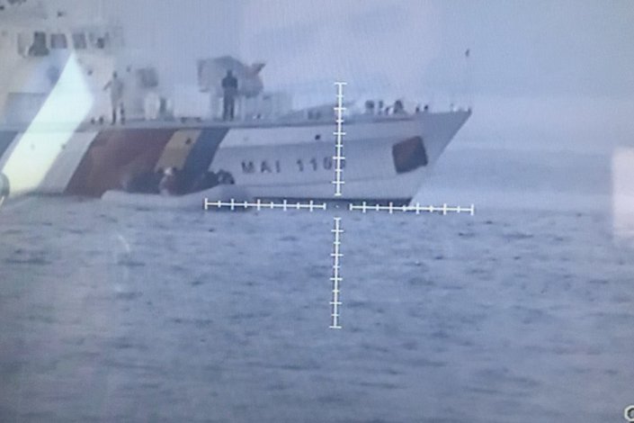 Imagem captada pela Guarda Costeira Turca de um barco do Frontex bloqueando um pneumático com refugiados, em 8 de Junho de 2020
