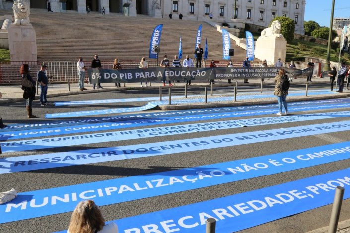 Delegados e dirigentes dos sindicatos que integram a Federação Nacional de Professores (Fenprof/CGTP-IN) protestaram contra um «orçamento restritivo para a Educação, o Ensino Superior e a Ciência» em frente à Assembleia da República, a 29 de Outubro de 2020, primeiro dia do debate na especialidade do Orçamento de Estado para 2021