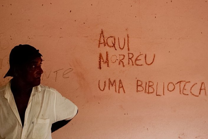 O agricultor Antônio Geraldo de Oliveira junto aos escombros da escola municipal de Paracatu de Baixo 