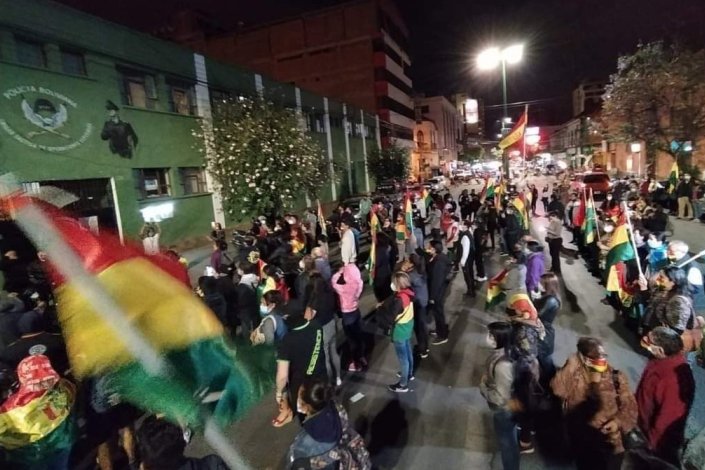 Grupos de extrema-direita concentram-se frente à esquadra principal de Cochabamba, a 31 de Outubro de 2020, e pedem um «segundo golpe, para impedir o MAS de assumir o poder»