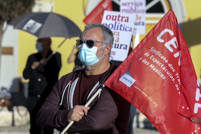 Trabalhadores da cultura, convocados pelo Sindicato dos Trabalhadores de Espetáculos, do Audiovisual e dos Músicos (CENA-STE), realizaram em frente à Assembleia da República a concentração «Nem Parados Nem Calados, para uma Cultura com Futuro, Por um Futuro com Cultura», em Lisboa, a 9 de Novembro de 2020. O protesto pretende chamar a atenção para a difícil situação em que vivem os profissionais da área devido à pandemia em curso