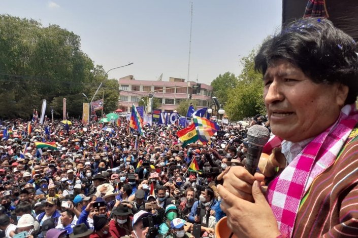 Evo Morales discursa para a multidão que o foi receber a Villazón, cidade junto à fronteira com a Argentina, no regresso ao país, quase um ano depois da partida para o exílio