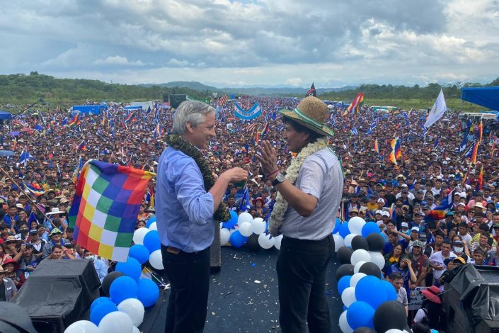 Cerca de um milhão de pessoas deram as boas-vindas a Evo Morales, em Chimoré, local de onde partiu para o exílio há um ano; com ele, o seu ex-vice-presidente. Álvaro García Linera