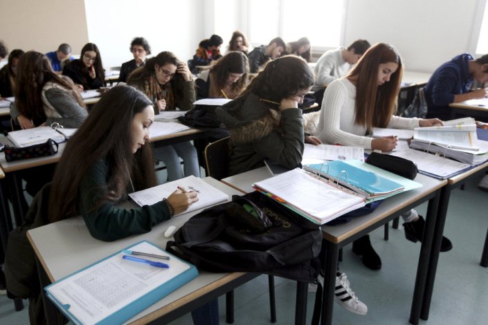 No início do mês de Junho estavam inscritos mais de 160 mil alunos nos exames do ensino secundário