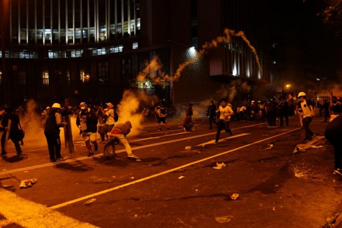 Repressão policial com gás lacrimogéneo e disparos de balas de borracha sobre manifestantes em Lima, no sábado 