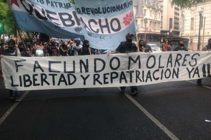 Milhares de pessoas exigiram, esta terça-feira, a libertação do jornalista Facundo Molares, tendo denunciado a acção dos golpistas bolivianos e a burocracia