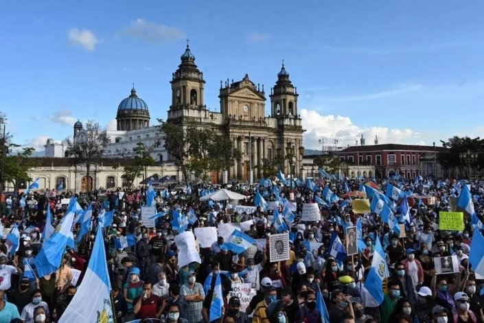 Milhares de pessoas voltaram a encher a Praça da Constituição, na Cidade da Guatemala, exigindo a demissão do presidente da República, Alejandro Giammatei 