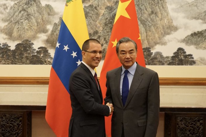 Jorge Arreaza e o seu homólogo chinês, Wang Yi