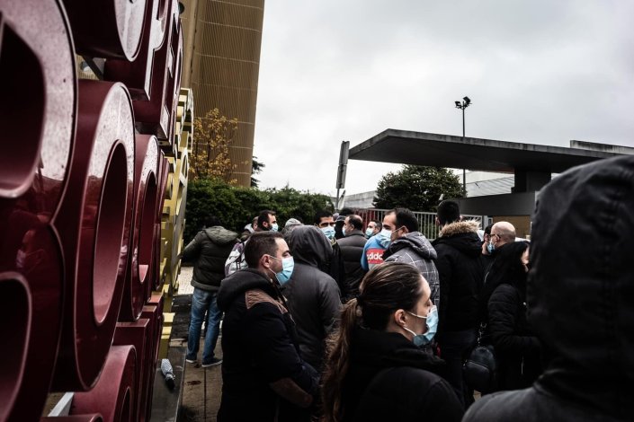 Trabalhadores da Super Bock em greve participam numa acção de protesto contra o ataque aos postos de trabalho, em frente à fábrica de Leça do Balio, 10 de Dezembro de 2020. A acção integra a semana nacional de luta da CGTP-IN.