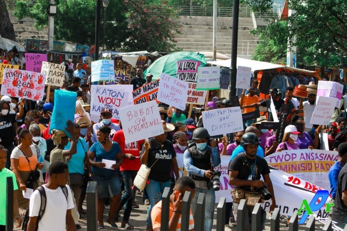Na passada quinta-feira, dezenas de milhares de pessoas manifestaram-se na capital do país, Porto Príncipe, denunciando a corrupção do governo, o aumento da violência e a acção das forças paramilitares 