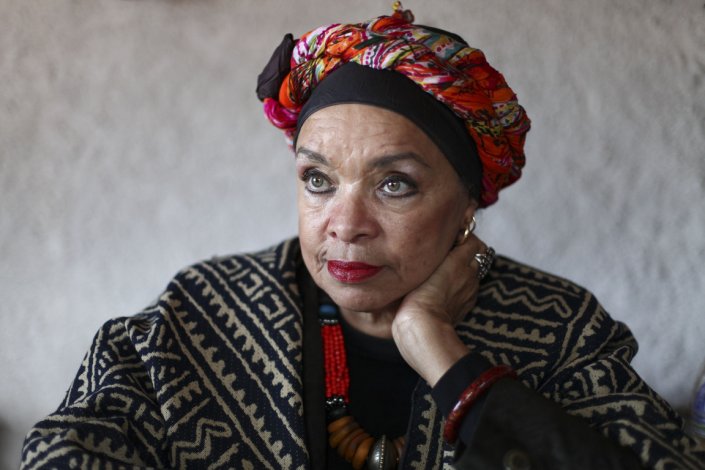 Celina Pereira em Porto Brandão, Almada, a 30 de Dezembro de 2009, por ocasião do lançamento do terceiro volume de contos populares e infantis «Estória, estória - do tambor a Blimundo», ilustrados pelo pintor Roberto Chichorro 