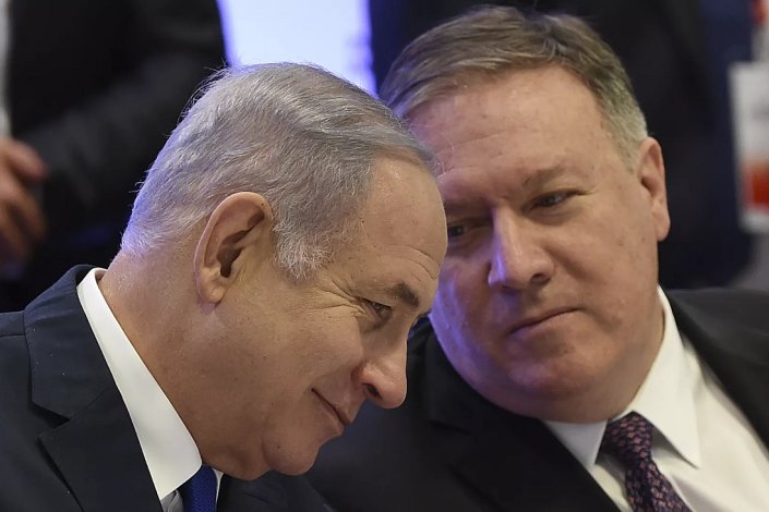 Benjamin Netanyahu (à esquerda) e Mike Pompeo (à direita)