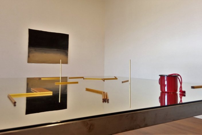 Pedro Barateiro, «Mesa de Trabalho», 2020, Ferro, espelho, objetos, lápis de grafite em carvalho pintados a dourado. Exposição «O meu corpo, este papel, este fogo» de Pedro Barateiro, Casa da Cerca em Almada, até 31 de janeiro de 2021