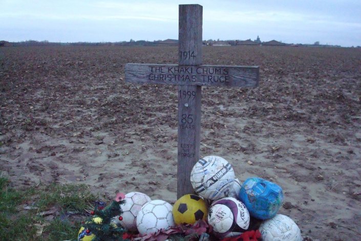Um memorial em Messines, perto de Ypres, Bélgica, assinala um local onde, a 24 de Dezembro de 1914, em plena Primeira Guerra Mundial, soldados de ambos os lados das trincheiras promoveram, contra a vontade dos oficiais superiores e dos estados-maiores, uma trégua natalícia que incluiu partidas amigáveis de futebol 