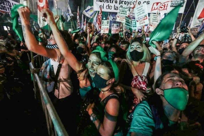 A explosão de alegria das «verdes» na Praça do Congresso, em Buenos Aires, depois da aprovação da lei da IVG