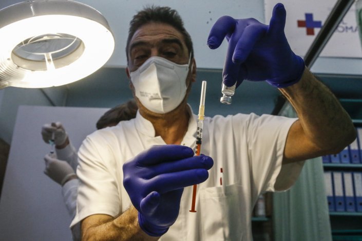 Um trabalhador da saúde prepara uma seringa com uma dose da vacina da Pfizer-BioNTech contra a Covid-19, no Hospital do Santo Espírito, em Roma, Itália, a 2 de Janeiro de 2021