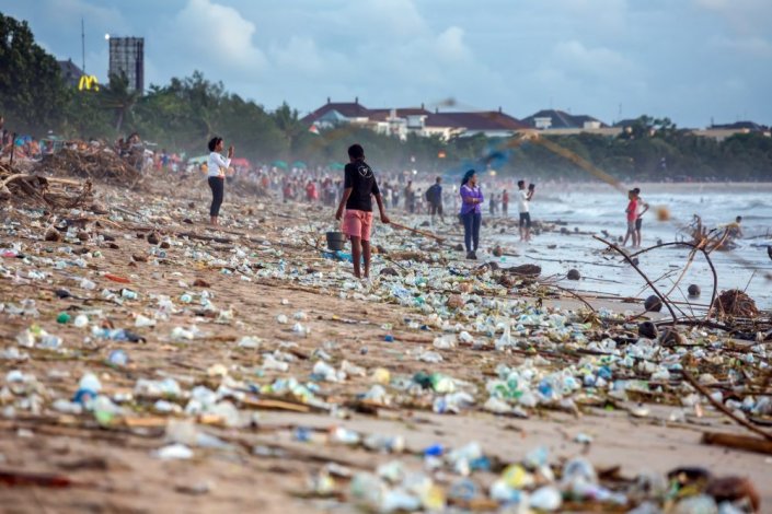 Poluição na praia de Kuta, Bali, Indonésia.