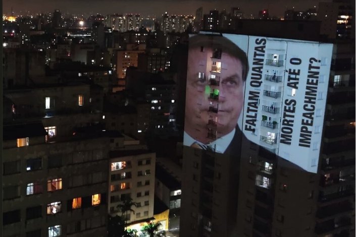 «Faltam quantas mortes até o impeachment?», diz a projecção num prédio de São Paulo, durante um dos protestos ruidosos que esta sexta-feira tiveram lugar em várias cidades brasileiras