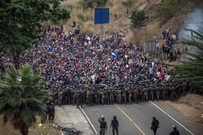A caravana de migrantes foi confrontada com um grande dispositivo policial e militar na Guatemala