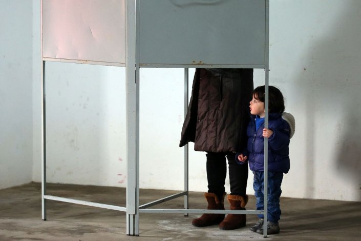 Un niño observa a su madre votar en la parroquia de Bencatel, cuya población se manifiesta contra el cierre de la EN254, principal acceso a la cabecera municipal. Bencatel, Vila Viçosa, 24 de enero de 2021. Más de 10 millones de electores están llamados hoy a elegir entre los siete candidatos a la Presidencia de la República. La toma de posesión del próximo Jefe de Estado tendrá lugar el 9 de marzo, ante la Asamblea de la República, según lo determina la Constitución.
