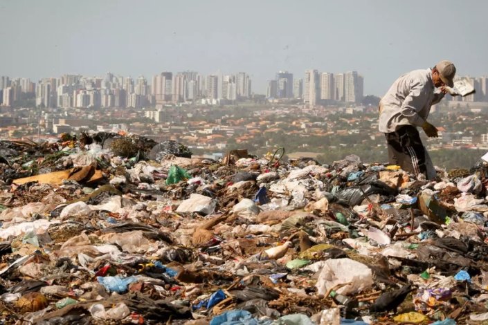 A fortuna acumulada pelos dez mais ricos do mundo desde o início pandemia permitiria financiar uma vacina universal contra a Covid-19 e evitaria que muita gente caísse na situação de pobreza em virtude da crise económica 