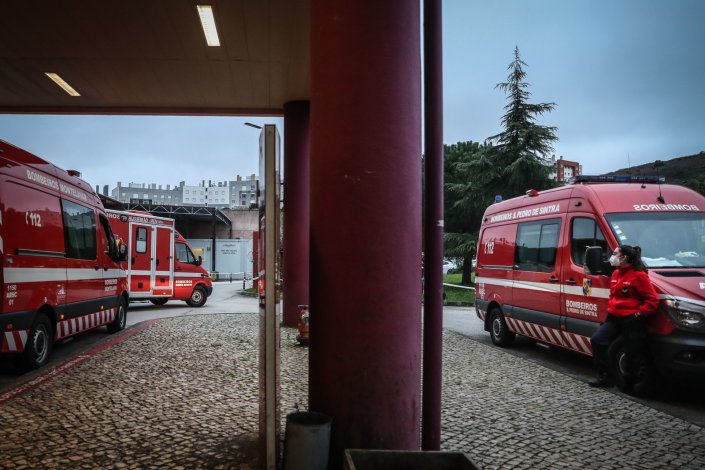 Ambulâncias preparam-se para transportar doentes com Covid-19. Hospital Fernando Fonseca, Amadora, a 27 de Janeiro de 2021. Uma equipa de médicos, enfermeiros e auxiliares acompanhou 19 pacientes na sua transferência para o Hospital da Luz, em Lisboa, devido à sobrecarga de internamentos no hospital que serve os concelhos de Amadora e Sintra 