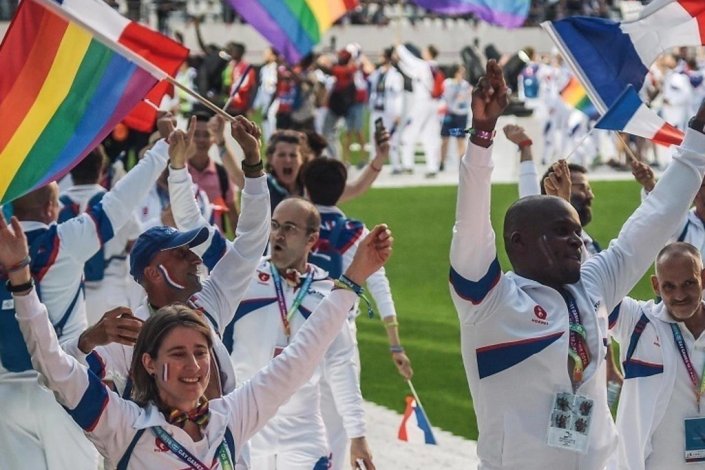 A equipa francesa de marcha desfila na cerimónia de abertura dos Jogos Gay, no estádio Jean-Bouin, em Paris, a 4 de Agosto de 2018