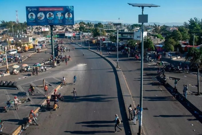 Em Porto Príncipe, esta terça-feira, não houve transportes públicos, mas viram-se alguns mototáxis e notou-se a redução do movimento nas ruas